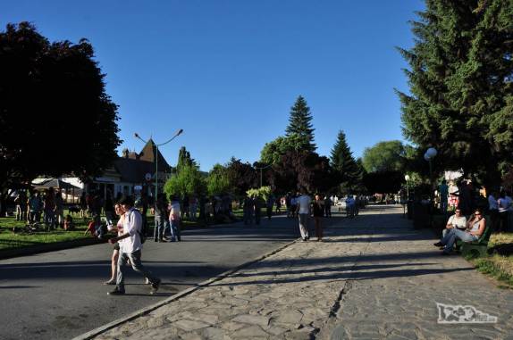 No fim de tarde, muito movimento na PLaza Pagano, parque central de El Bolsón, na Argentina